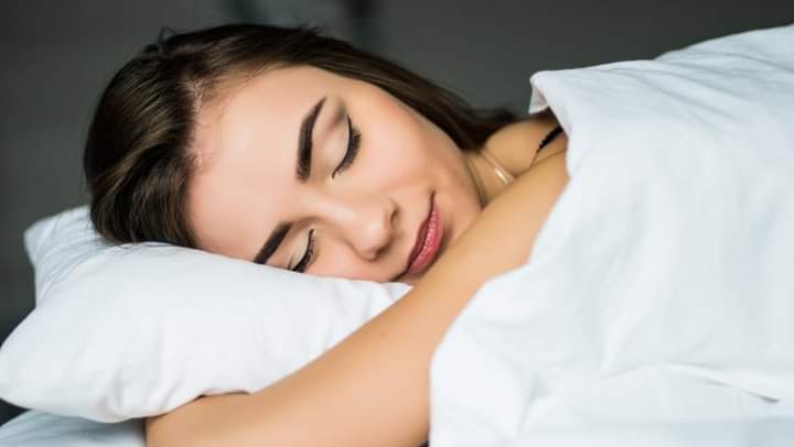 6 أسباب تمنعكِ من النوم بالميك آب. 